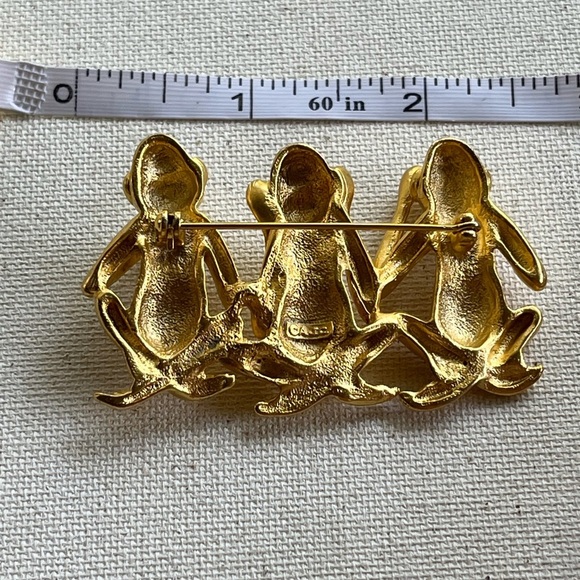 Gold Three Wise Monkeys Brooch - Picture 3 of 4